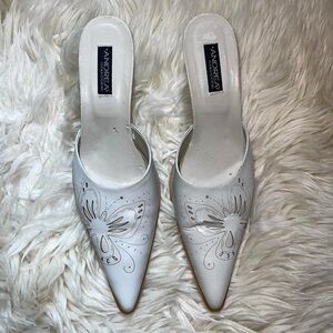 ANDREA Coleccion White Kitten Heels with Butterfly Design